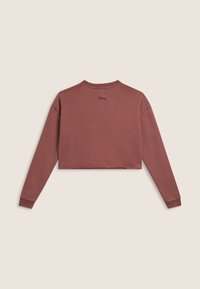 Sudadera corta granate con mangas largas, cuello acanalado y sutil logo de Disney bordado en la espalda. Tejido suave y texturizado.