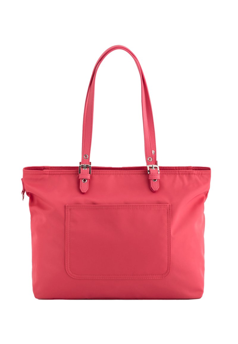 Bolso tote de nailon rosa con dos largas asas, un gran bolsillo exterior y detalles en metal plateado. Textura suave, forma rectangular.
