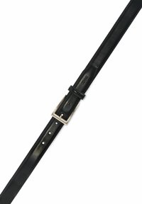 Czarny skórzany pasek z srebrną metalową klamrą o prostokątnym kształcie oraz wieloma otworami do regulacji długości. Gładka faktura.