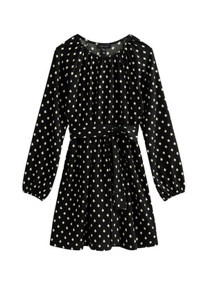 Vestido negro con mangas largas, escote fruncido, cinturón de lazo y un patrón de pequeños diamantes blancos. La tela texturizada realza el interés visual.