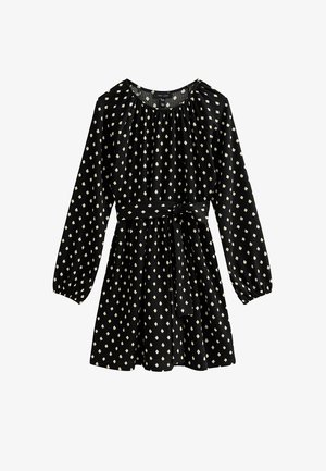 Vestido negro con mangas largas, escote fruncido, cinturón de lazo y un patrón de pequeños diamantes blancos. La tela texturizada realza el interés visual.