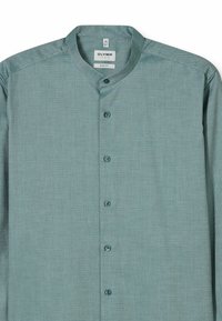 Türkises Langarmhemd mit Bandkragen, strukturiertem Stoff und Knopfverschluss. Verfügt über sechs Knöpfe und eine taillierte Passform.