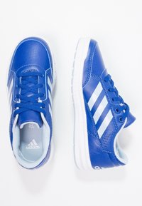 Blå idrottsskor i syntetmaterial. Har vita ränder, runda snören och en texturerad gummisula för bra grepp.