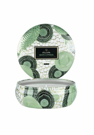 VOLUSPA 3-WICK DECORATIVE TIN CANDLE WHITE CYPRESS 340G - Tuoksukynttilä - white