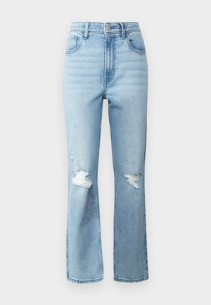 Jeans de color azul claro hechos de denim, con cintura alta, corte recto y detalles desgastados con desgarros en las rodillas.