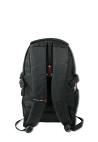 Zwarte rugzak met gewatteerde verstelbare schouderbanden, mesh zijzakken en een "Travel'N'Meet" label op één schouderband.