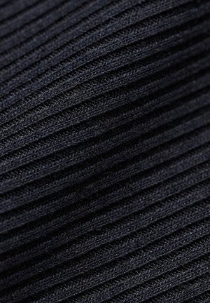 Close-up van zwart geribd gebreide stof met verticale gestructureerde lijnen en zachte garenvezels.