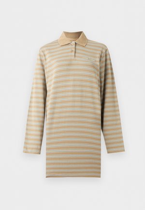 Polo à rayures beige et blanc à manches longues avec deux boutons et un col beige uni, présenté sur un fond neutre.