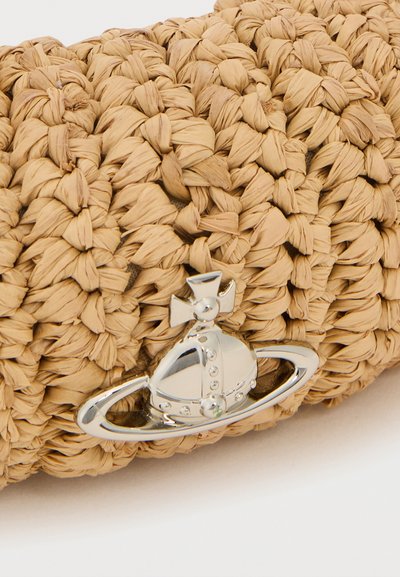 Ύφασμα με υφή ψάθας σε ταμπά χρώμα, με ένα μικρό ασημένιο σφαιρικό σήμα και δαχτυλίδι προσαρμοσμένα κοντά στο κάτω άκρο.