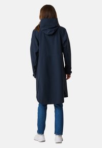 Cappotto impermeabile blu navy con cappuccio, maniche lunghe e tasche laterali; progettato con una vestibilità comoda e una texture liscia.