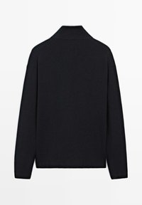 Maglione nero a coste con maniche lunghe e colletto alto, mostrato da dietro su uno sfondo bianco semplice.
