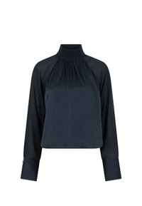 Navy blauwe blouse met een hoge hals, lange mouwen, zachte textuur en geplooide details aan de voorkant. Heeft op maat gemaakte manchetten en een cropped ontwerp.