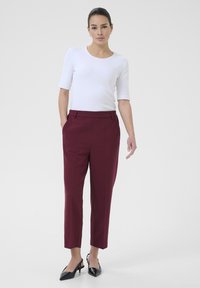 Kaffe SAKURA CROPPED - Kalhoty - windsor wine