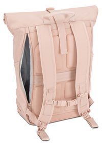 Ljusrosa rullåtop ryggsäck med vadderade meshnattremmar, dragkedjefickor på sidan och justerbar utrustning för säker stängning.