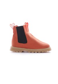 Botas de tobillo de lona naranja con paneles elásticos negros, con tiradores rojos y una suela de goma marrón claro con un patrón de textura.