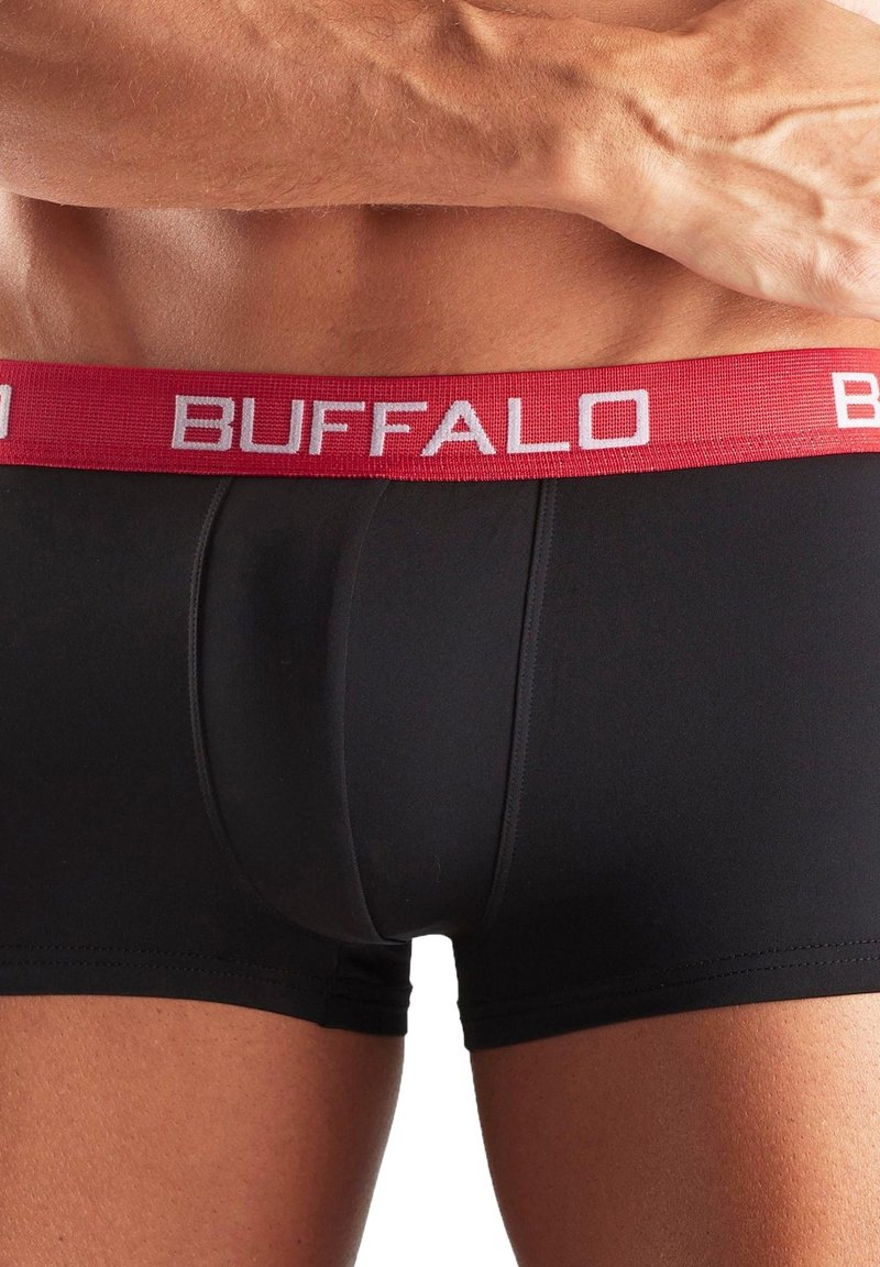 Melni bokseršorti ar sarkanu elastīgu jostasvietu, kurā ir balti uzraksti "BUFFALO". Gluda auduma un pieguļošs dizains.