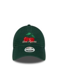 Groene katoenen baseballpet met rode kers borduursel en groene bladeren, voorzien van de tekst "Bon Appétit". Verstelbare band aan de achterkant.
