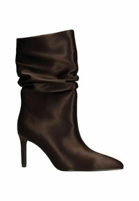 Bottine en satin marron avec un haut froncé, un bout pointu et un talon aiguille haut. Texture lisse et design épuré.