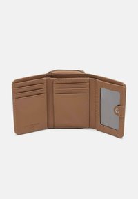 Braune dreifach gefaltete Lederbörse mit mehreren Kartenfächern, einem klaren Ausweisfenster mit Druckknopfverschluss und einem Reißverschlussfach an der Oberseite.