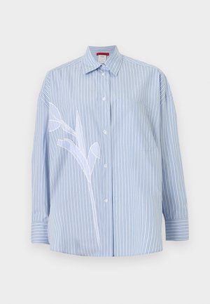 Cămașă albastru deschis cu nasturi, cu dungi subțiri verticale și broderie florală albă pe partea stângă, având un buzunar la piept și mâneci lungi.