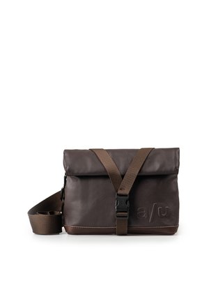 Borsa a tracolla in pelle marrone scuro con tracolla regolabile e chiusura frontale con fibbia, con logo "a/u" impresso nell’angolo inferiore destro.