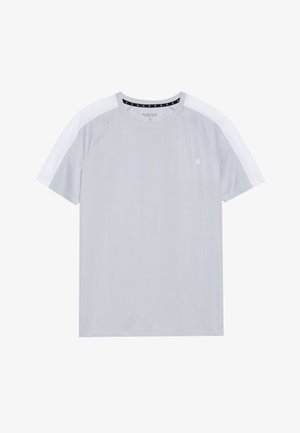 Gaiši pelēks T-krekls ar īsām piedurknēm, ar ribotu apļa kaklu, sānu paneļiem nedaudz gaišākā tonī un diskrētu logotipu uz krūtīm.