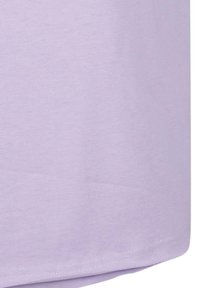 T-shirt en coton violet clair avec une texture lisse, un col rond et un ourlet cousu. Le tissu est léger et légèrement extensible.