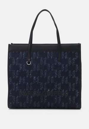 Granatowa torba typu tote z denimu z czarnymi rączkami, czarną lamówką oraz logo "KARL LAGERFELD" na przednim panelu.