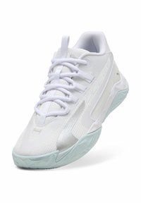 Chaussure de sport blanche avec une tige en mesh texturé, des lacets plats, un col rembourré et une semelle en caoutchouc vert menthe comportant un motif antidérapant.