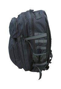 Zaino grigio scuro con molteplici scomparti con zip, tasca laterale in rete, spallacci regolabili e cinghie per ulteriori attacchi.