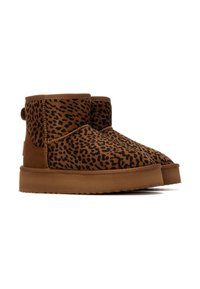 Braune Ankle Boots mit Leopardenmuster aus weichem Wildleder, runder Zehenform und einer dicken, strukturierten Gummisohle. Verfügt über einen Zuglasche hinten.