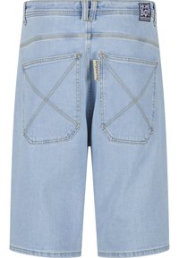 Pantaloni scurți din denim albastru deschis, cu două buzunare mari la spate, cusături galbene, bucle pentru curea și o etichetă de marcă "Homeboy" deasupra buzunarului drept.