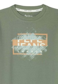 Žalia medvilninė marškinėliai su apvaliu iškirpimu, kuriuose yra šviesiai mėlynos ir oranžinės spalvos grafika, kurioje yra tekstas "PEPE JEANS LONDON."