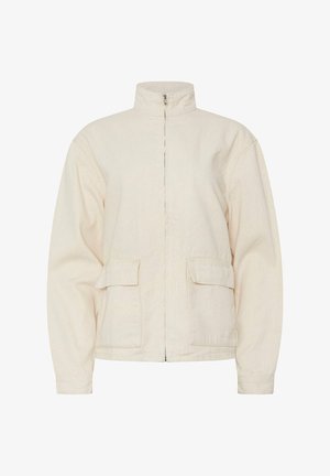 Beige-farbene Freizeitjacke mit hohem Kragen, Frontreißverschluss und zwei großen Klappentaschen auf jeder Seite.