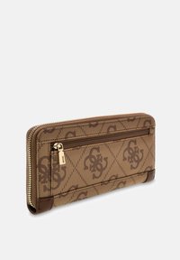 Portafoglio marrone con motivo a fantasia, dotato di chiusura con zip, inserti in pelle liscia e design con logo distintivo. Forma rettangolare con superficie testurizzata.