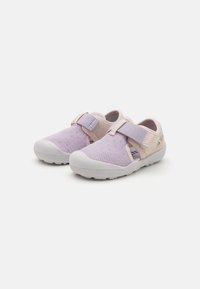 Zapatillas de malla moradas con suela de goma blanca y correa de Velcro. Parte superior texturizada, diseño abierto para transpirabilidad, adecuadas para uso casual.