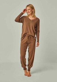 YOU LOOK PERFECT DORINA - MERINO WOLLE V-PULLOVER - Pyjama top - cognac