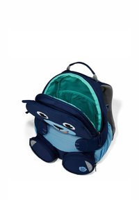 Blaue und türkisfarbene Kinder-Rucksack mit Bärenkopf-Design, ausgestattet mit Reißverschlussfächern und einem strukturierten Rückenteil für Belüftung.