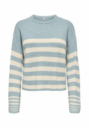 Jasnoniebieski sweter w kremowe paski. Żebrowana tekstura, okrągły dekolt, luźny krój, długie rękawy i krótki fason.