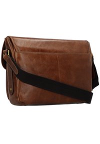 Sac messenger en cuir marron avec une fermeture à rabat, une sangle noire ajustable et des détails de couture minimalistes. Texture lisse et forme rectangulaire.