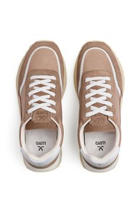 Sneaker in suede marrone e nylon con lacci bianchi, caratterizzati da una punta arrotondata e una suola in gomma beige. Logo stampato all'interno della scarpa.