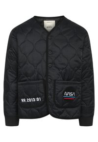 Chaqueta negra acolchada con cuello en V, botones, dos bolsillos, parche de la NASA y texto bordado "RR.2013:01." Material texturizado con puños elásticos.