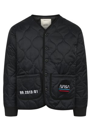Giacca nera trapuntata con scollatura a V, bottoni, due tasche, patch NASA e testo ricamato "RR.2013:01". Materiale testurizzato con polsini elasticizzati.