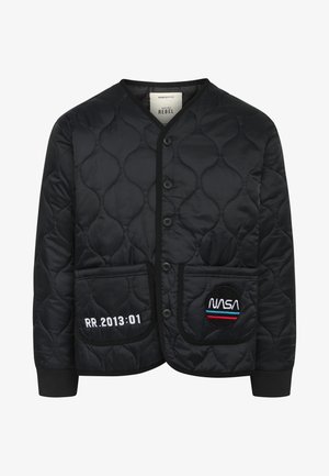 Schwarze gesteppte Jacke mit V-Ausschnitt, Knöpfen, zwei Taschen, NASA-Patch und gesticktem Text "RR.2013:01." Strukturierter Stoff mit elastischen Bündchen.