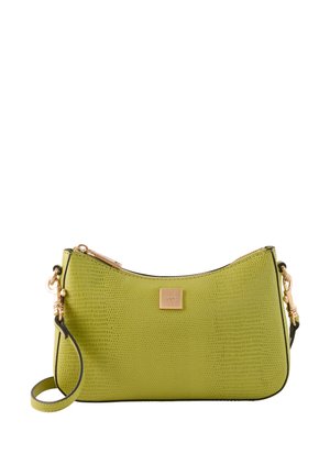 Bolso de mano de cuero texturizado verde con cremallera dorada, placa con logo dorada y correa de hombro desmontable sobre fondo blanco.