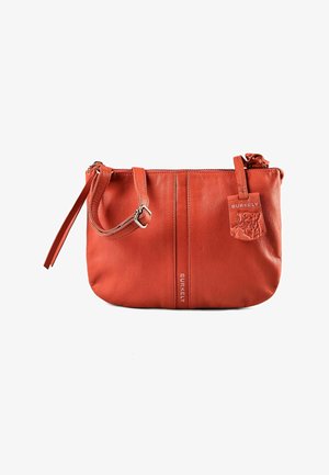 Pequeño bolso de mano de cuero naranja con correa ajustable, cierre de cremallera, nombre de la marca "BURKELY" en el frontal y etiqueta de cuero en relieve con un perro.