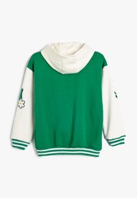 Felpa verde e bianca con una finitura testurizzata, dotata di un cappuccio bianco, maniche a contrasto e un ricamo floreale su un braccio. Strisce orizzontali ai polsini.