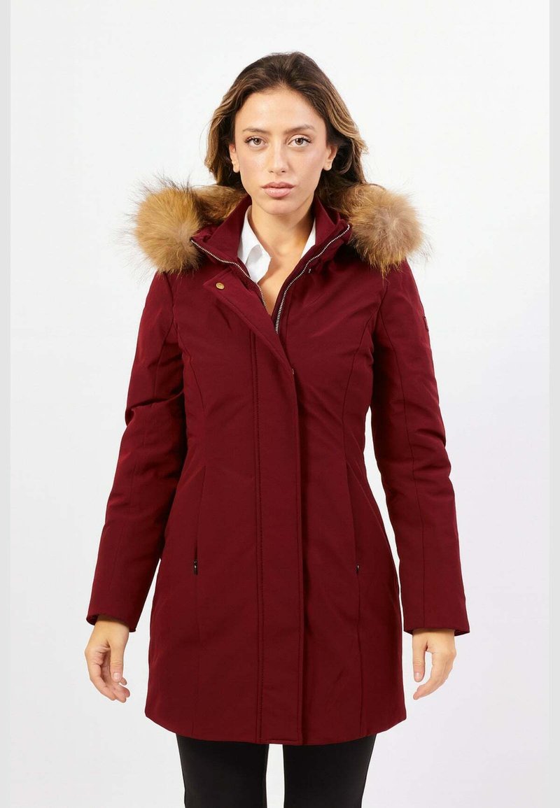 Cappotto invernale borgogna con zip anteriore, cappuccio in pelliccia staccabile, due tasche laterali e vestibilità sartoriale. Tessuto liscio e resistente all'acqua.