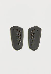 Ζευγάρι μαύρων προστατευτικών επιγονατίδων με οπές εξαερισμού, επισημασμένες ως αριστερή και δεξιά, σε απλό λευκό φόντο.