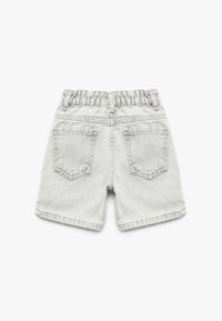 Lysegrå denimshorts med elastisk talje og to baglommer, lagt fladt med bagsiden vist.